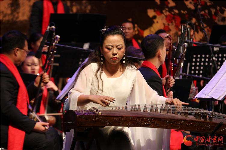 图为甘肃省第二届器乐大赛青年组二等奖获得者陈燕表演古筝独奏